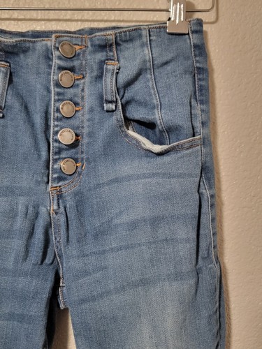 Jeans C'est Toi para mujer talla pequeña acampanados con botones tiro alto elástico denim azul - Imagen 3 de 11
