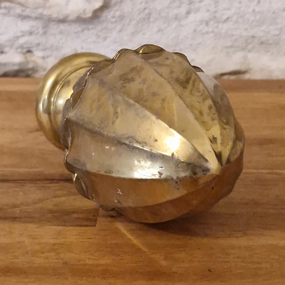 BOULE ESCALIER POMME DE PIN LAITON TBE - HAUTEUR 11CM, DIAM. 7CM - Photo 3/3