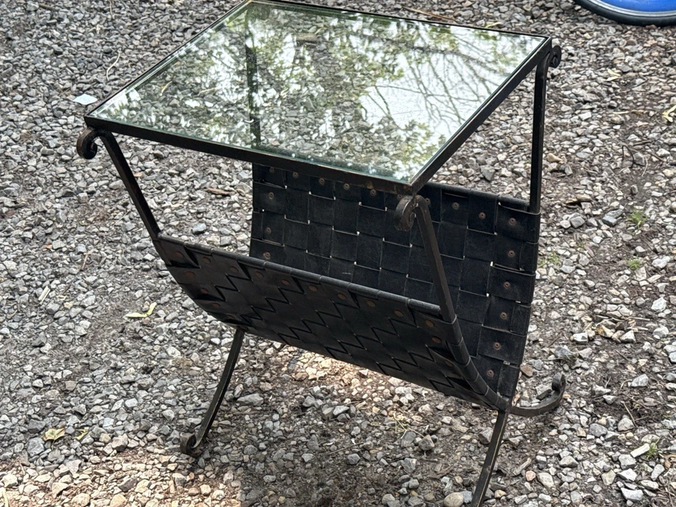 Porta-revistas moderno de ferro forjado da década de 1990 mesa final com tampo de vidro - Imagem 2 de 4