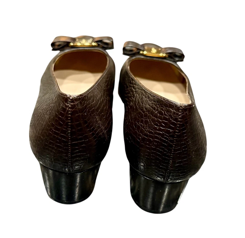 Zapatos de salón Salvatore Ferragamo Vara cocodrilo en relieve tacones marrones. Talla 9 Foto 3 de 4