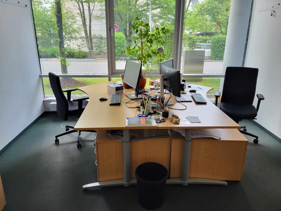 Großer Schreibtisch gegen Spende auf VB bei Selbstabholung abzugeben