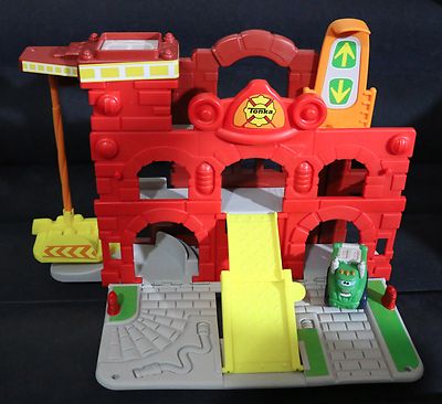 HASBRO PLAYSKOOL TONKA CHUCK & FRIENDS FOLD N GO FIRE STATION