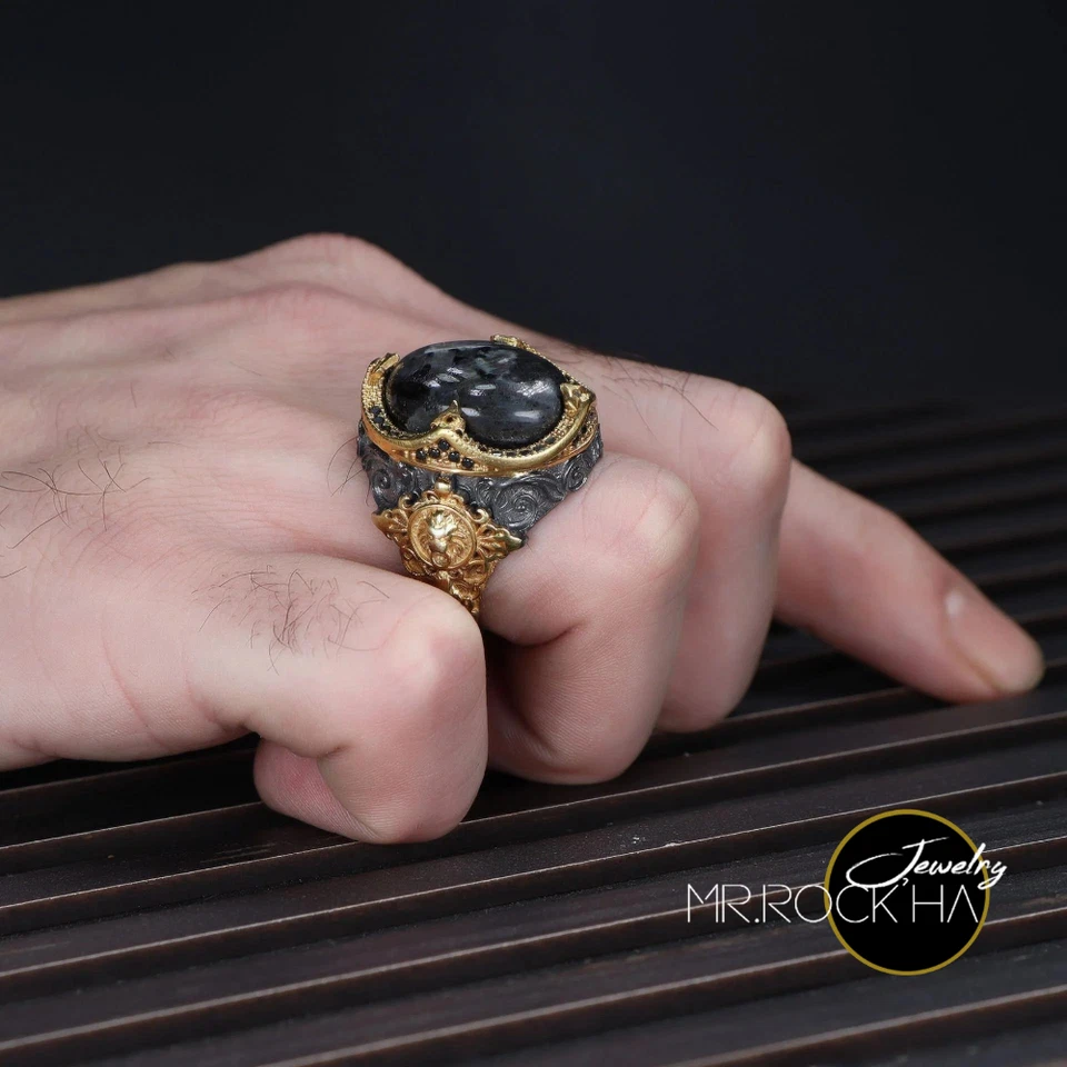 Черный камень ларвакит, рельеф лев, золото родия покрытием, 925 K серебро мужское кольцо - Изображение 4 из 4