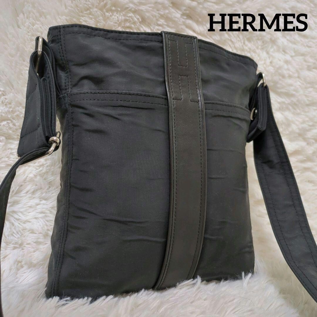 HERMES Acapulco PM Shoulder Bag in Black Leather PG2KLX