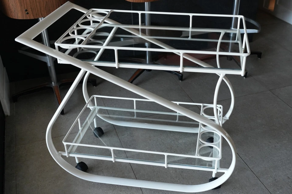 20 世纪 80 年代后现代铝条推车 Woodard 恢复带原装玻璃 — 第 2/4 张图片