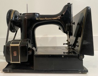 Antique Black SINGER 221 FEATHERWEIGHT Sewing Machine Portable Case Access