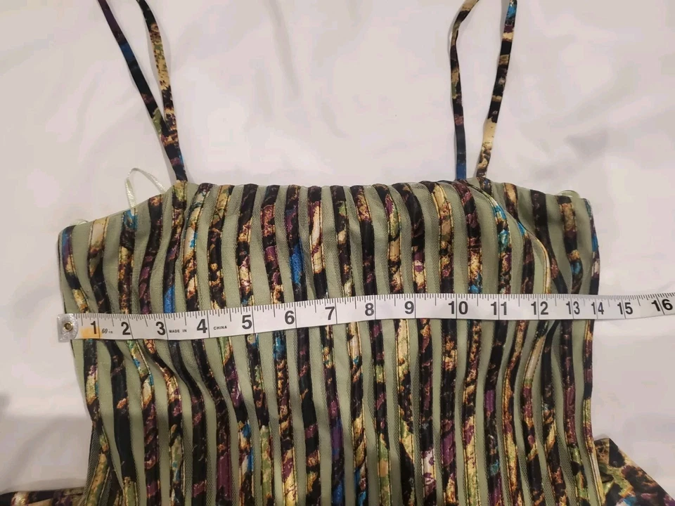 JS Collection Precioso vestido abstracto de malla verde con satén Foto 3 de 4