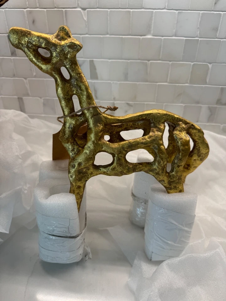 Escultura dorada diseño cian caballo pensativo escultura estatua decoración hierro $130 nueva Foto 3 de 4