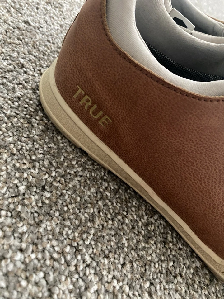 Zapato de golf TRUE Linkswear Original 1.2 impermeable sin clavos para hombre 10.5 blanco/marrón Foto 4 de 4