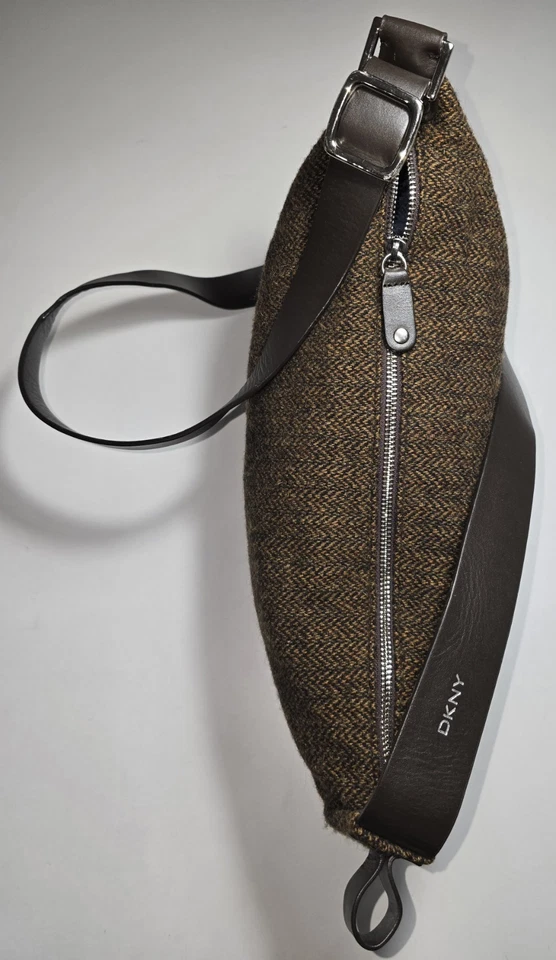 Bolso Bandolera DKNY Lana Espiga Media Luna con Correa de Cuero Herrajes Plateados Foto 4 de 4