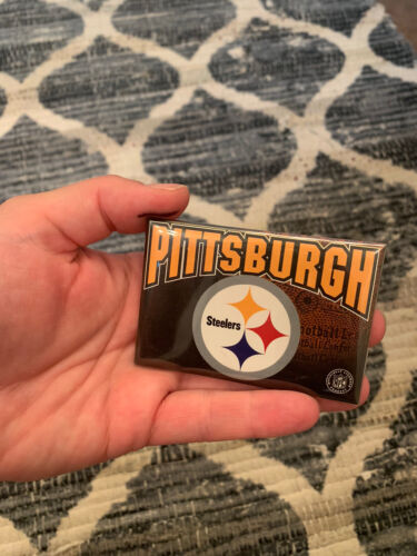 Fútbol americano americano con botón de pasador rectángulo de 2""x3"" de los Pittsburgh Steelers con licencia oficial de la NFL - Imagen 1 de 5