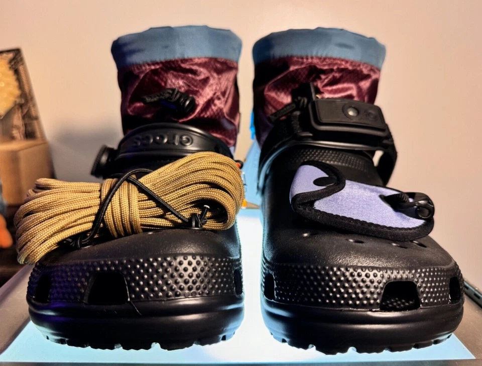 Bota utilitaria Crocs con linterna y accesorio de camping Jibbitz nueva con etiquetas M11 Foto 3 de 4