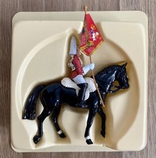 BRITAINS HORSE GUARD porte étendard à cheval soldat d'ELISABETH II dans sa boîte