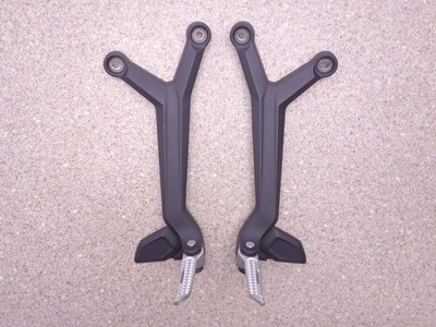 Triumph Trident 660 Sozius Fußraste Halter Anlage foot rest peg bracket 2021 R+L