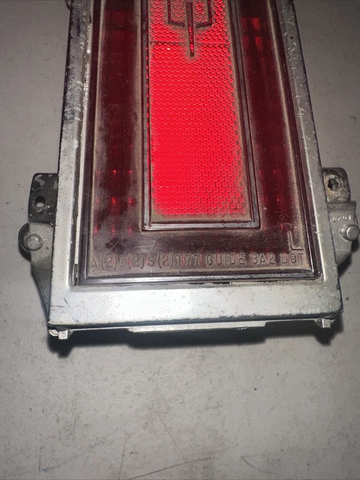LUZ TRASERA LADO CONDUCTOR LH MONTAJE LÁMPARA OLDSMOBILE CUTLASS 1977 2 PUERTAS Foto 4 de 4