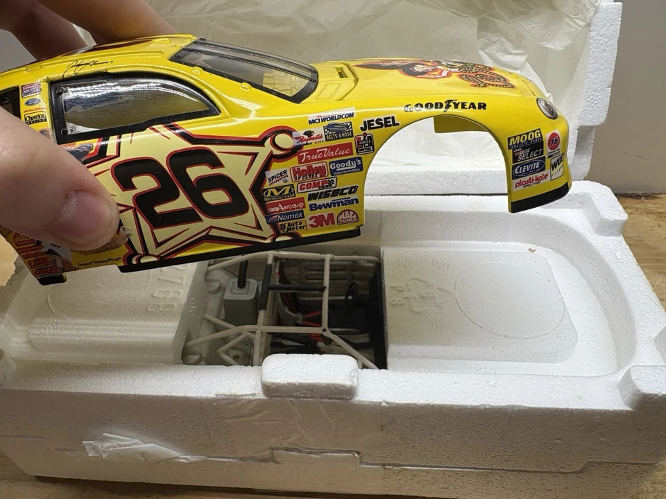 #26 Woody Cheerios NASCAR Diecast 1:24 Hot Wheels Crew’s Choice - Toy Story 2 Foto 2 de 4