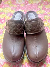Crocs women brown quilted cobbler clogs sz 9