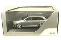 Audi Q7 (Florettsilber / Foil Silver) 2015 1:43 Spark In Ovp Mit Acrylhaube