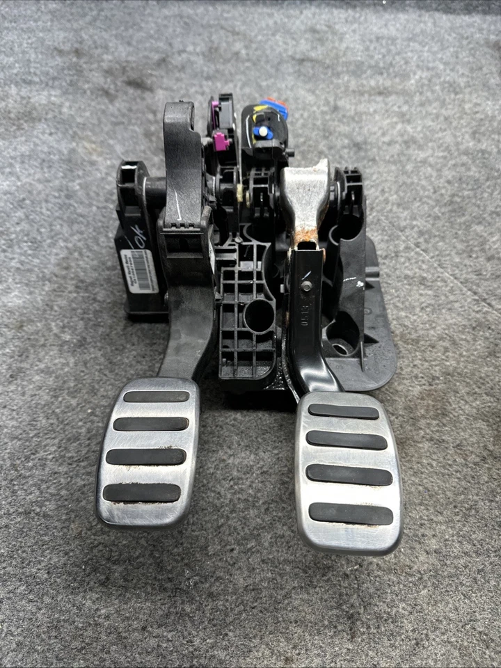 14 15 16 FIAT 500 Abarth MT CLUTCH AND BRAKE PEDAL OEM - Image 3 of 4