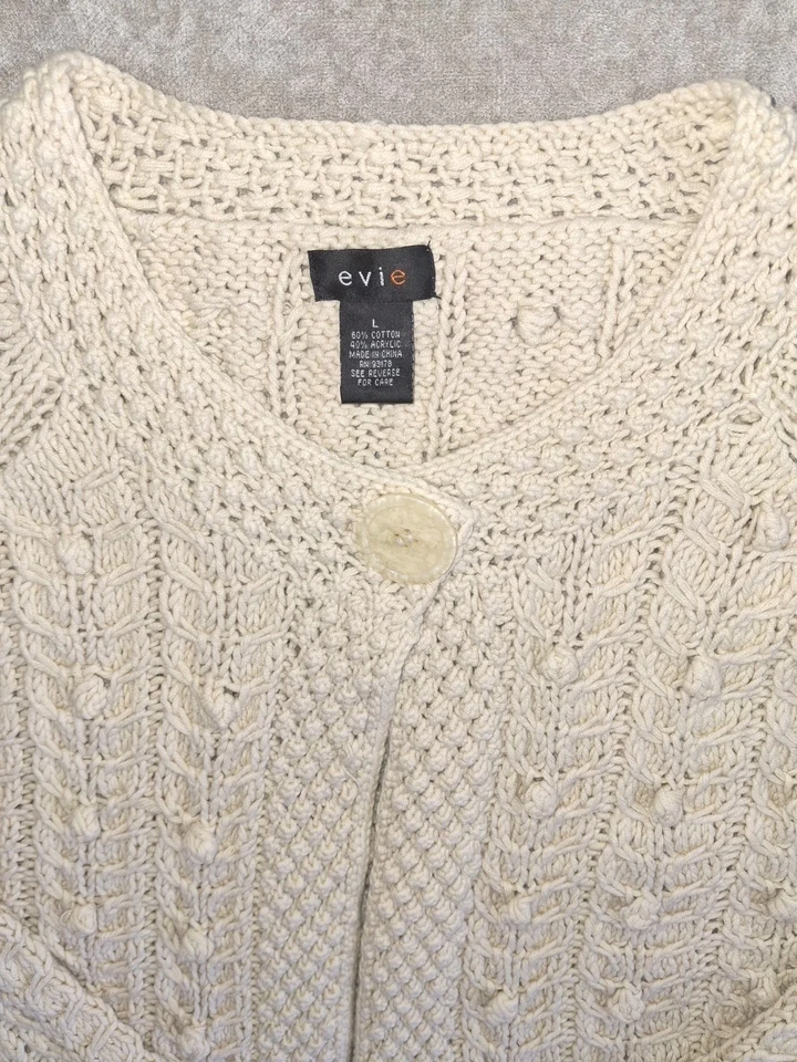 Suéter Evie tejido 3D Bobble para mujer talla grande botón único beige Grannycore Foto 4 de 4