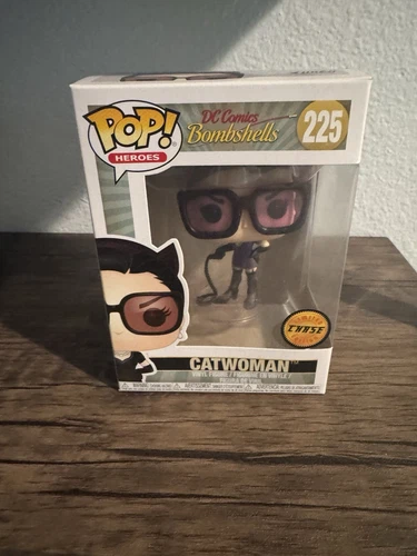 Funko Pop! Chase Vinyl: DC Universe - Catwoman (DC Bombshells) #225