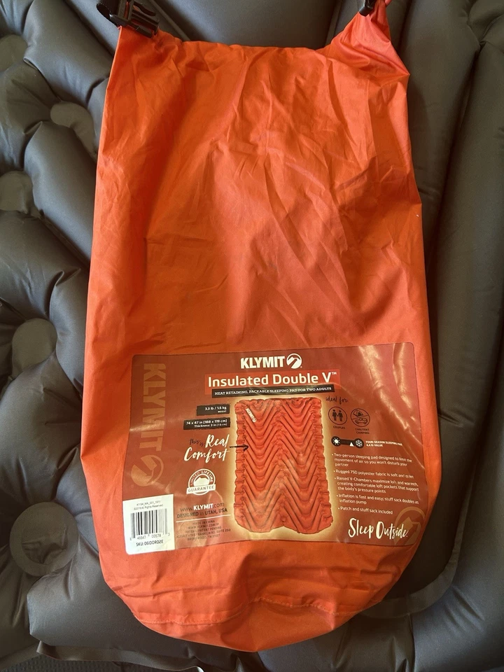 Almohadilla para dormir inflable doble V aislante Klymit, ligera, 74x47". Foto 3 de 4
