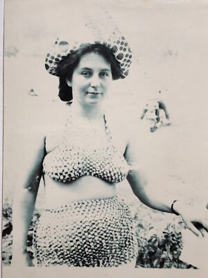1950s Curvy Bikini Woman Photo - Vintage Sexy Beach Big Hips Hat