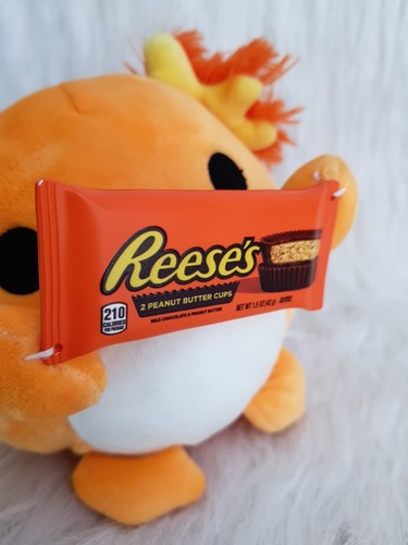 Snackles Albie Axolotl ZURU 5in Soft Stuffed Plush Holding Reeses Candy Toy - Picture 2 of 9