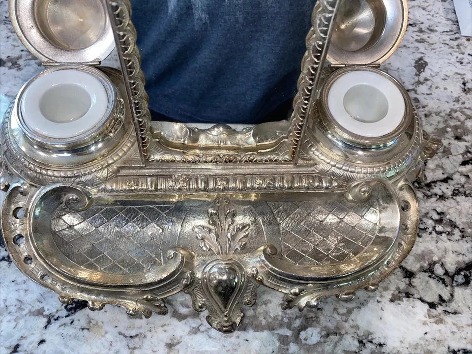 INK WELL 1800’s ANTIGUO SOPORTE DE TINTA DE METAL PLATEADO Y CAJA DE VIDRIO 9”H 15” de ancho Foto 2 de 4