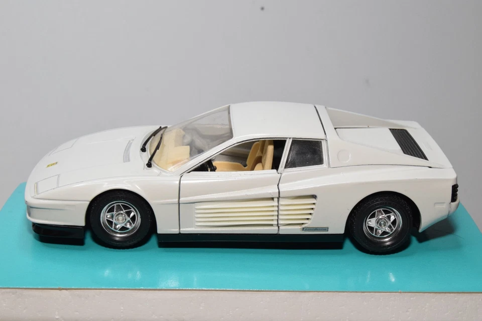 B70 1:24 BBURAGO BURAGO 5001 FERRARI TESTAROSSA MIAMI VICE WHITE MIB RARE - Photo 3/4