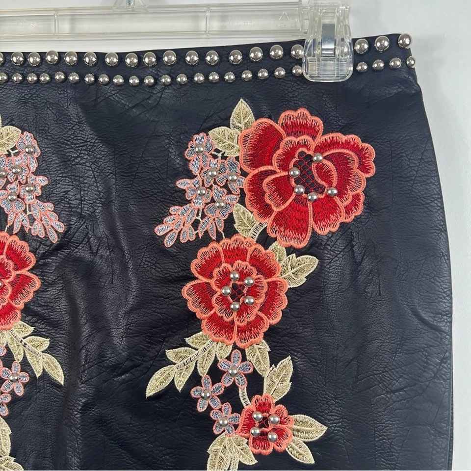 Minifalda Romeo + Juliet Couture negra de cuero vegano bordado floral con tachuelas Foto 2 de 4