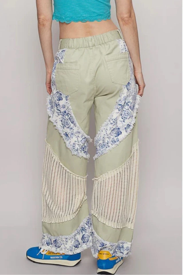 Pantalones de mezclilla POL con paneles florales y de ganchillo en contraste en pistacho Foto 2 de 3