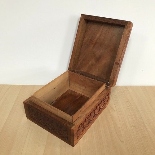 Caja de almacenamiento tallada en madera tapa con bisagras mediana 6"x5"x3" diseño de hojas decorativas - Imagen 3 de 12