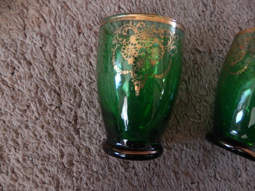 Ancienne carafe en verre vert vénitien et 4 verres cordiaux assortis bordure dorée - Photo 11/19