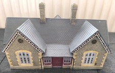 HORNBY 'OO' GAUGE R8798 SKALEDALE EAST STATION, Good Condition, Free Postage!