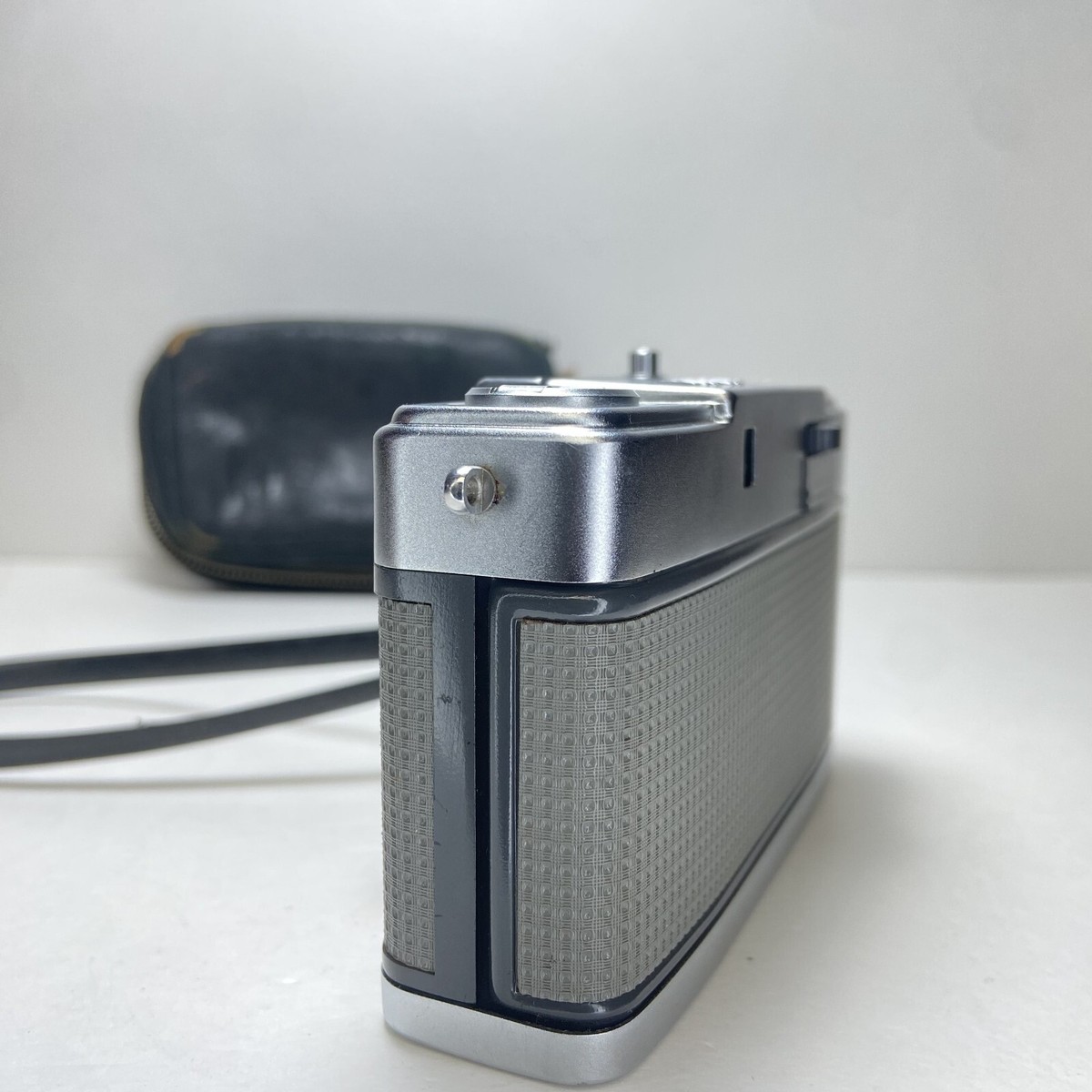 Olympus PEN EES 35mm Half Frame Camera Zuiko 30mm f2.8 w/case From