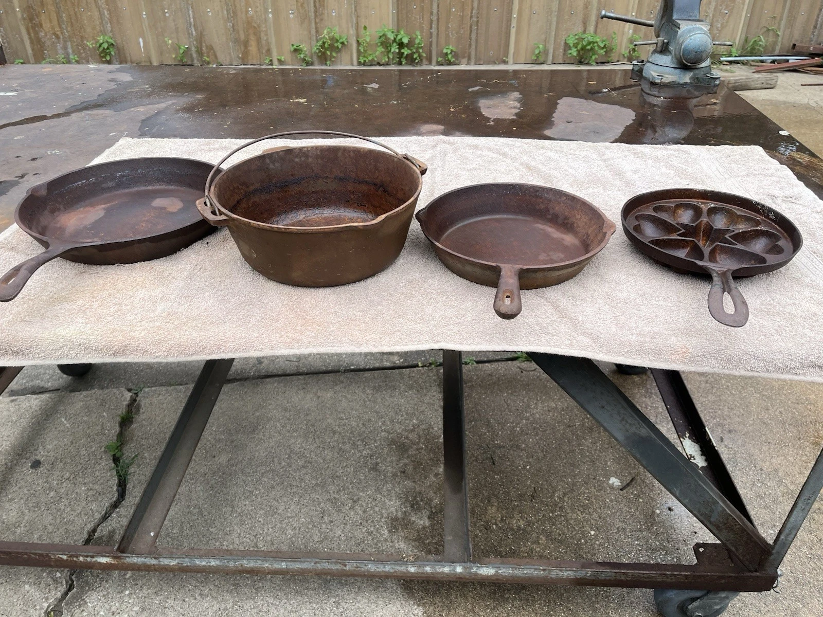 4x Cast iron Pans In Decent Condition No Breaks