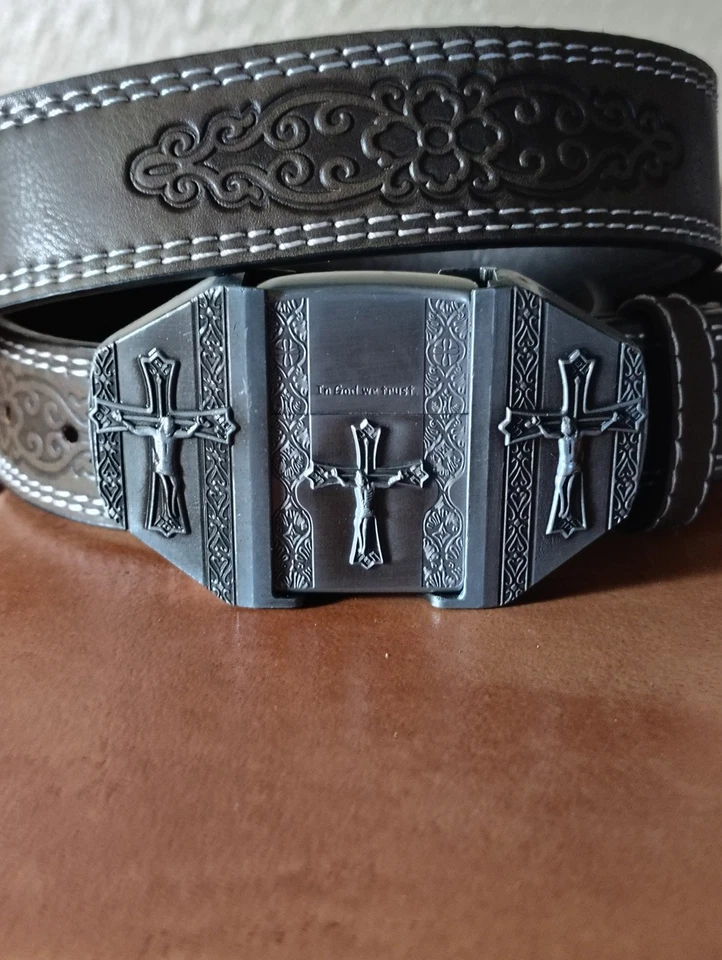 ✝️ Hebilla de cinturón diseño cruz con encendedor oculto – “En Dios confiamos” – $25 Foto 2 de 4