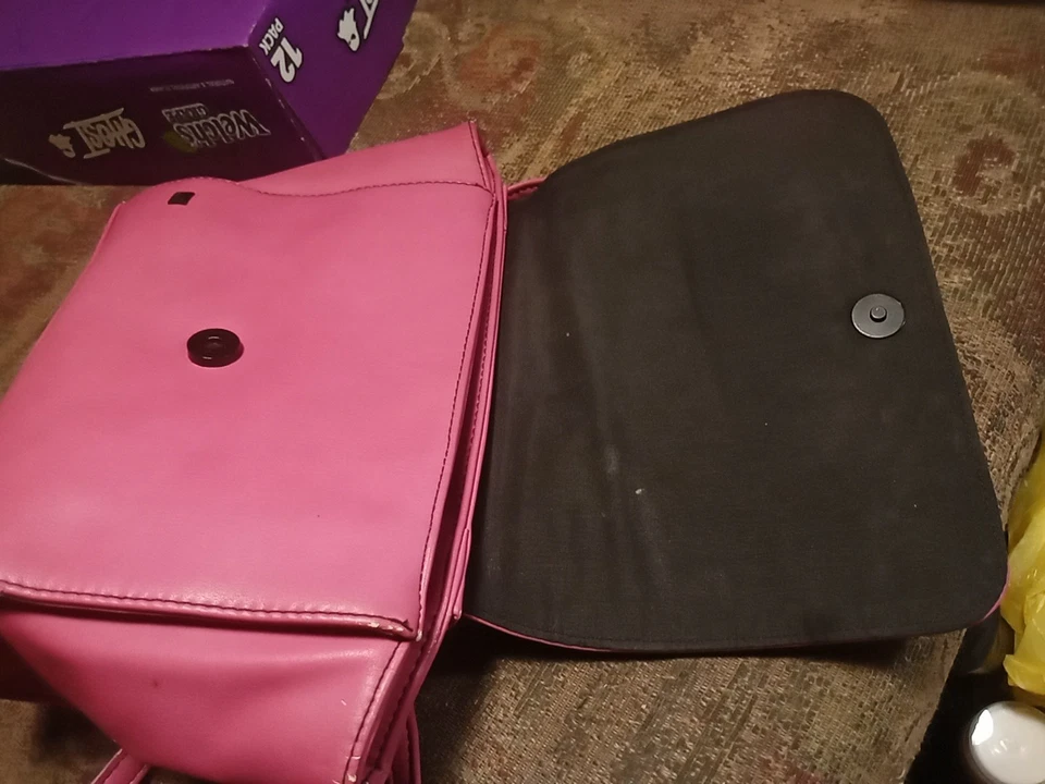 Bolsa tiracolo e bolsa de mão Bongo rosa com bolsa cravejada preta - Imagem 4 de 4