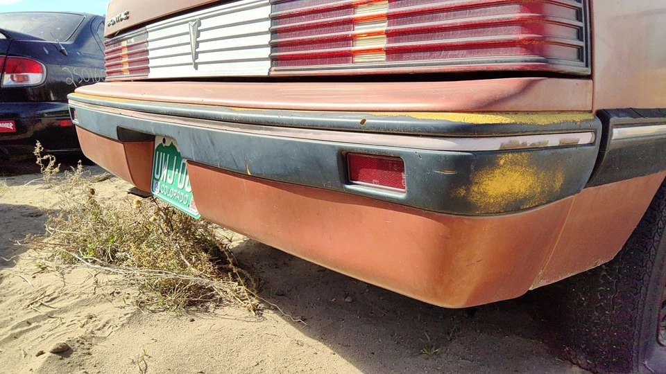 1985 - 1987 庞蒂亚克 Sunbird 后保险杠盖组件 Oem 后棕色 10026826 — 第 2/4 张图片