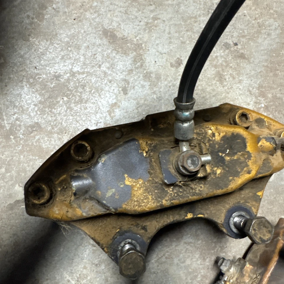 Pinzas Brembo delanteras Nissan Sentra B15 Spec V SE-R, usadas en excelente estado, actualización Sentra/G20  Foto 4 de 4