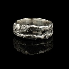 Anello a fascia aperta in argento sterling ossidato con un pesante gioiello fuso