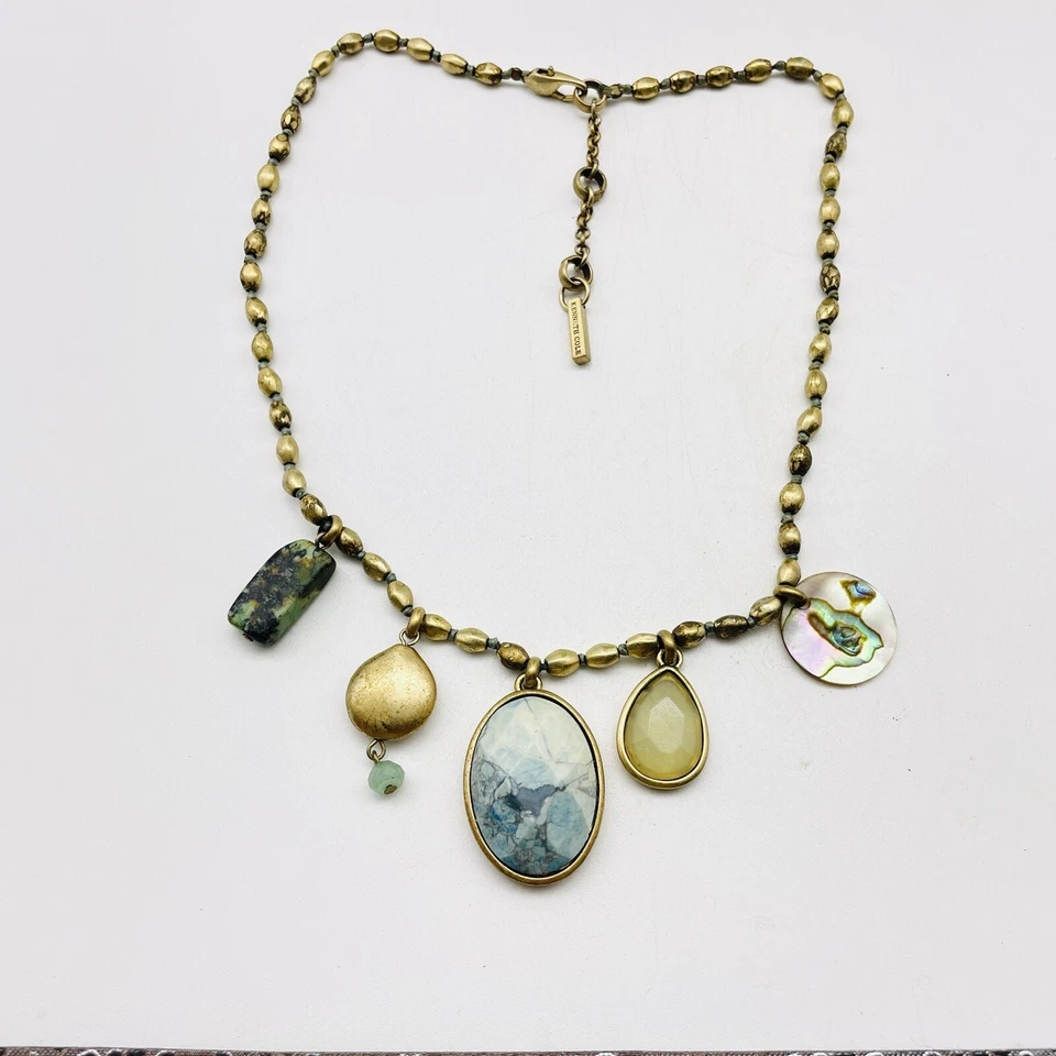 Collar con dije firmado por Kenneth Cole tono dorado cuentas de piedra facetadas boho moderno Foto 2 de 4