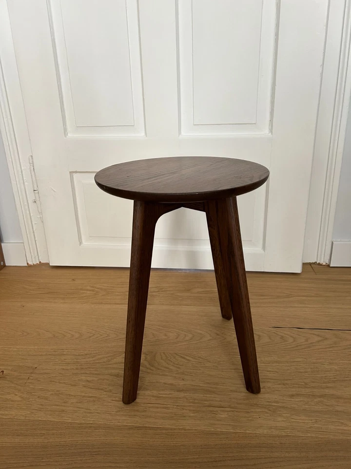 Hochwertiger, wunderschön verarbeiteter Hocker aus Nussbaumholz