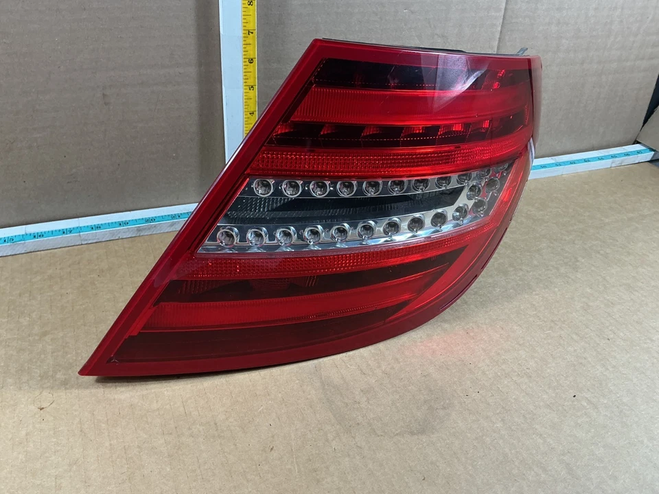 Luz trasera derecha pasajero mercedes-benz c250 2008-2014 2048204164 OEM Foto 3 de 4
