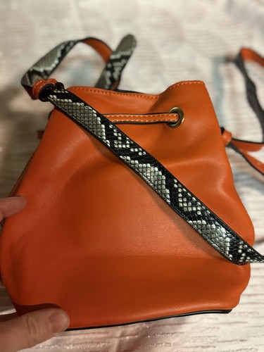 GUESS DEVYN BUCKET CROSSBODY ORANGE LEATHER BAG - Afbeelding 2 van 4