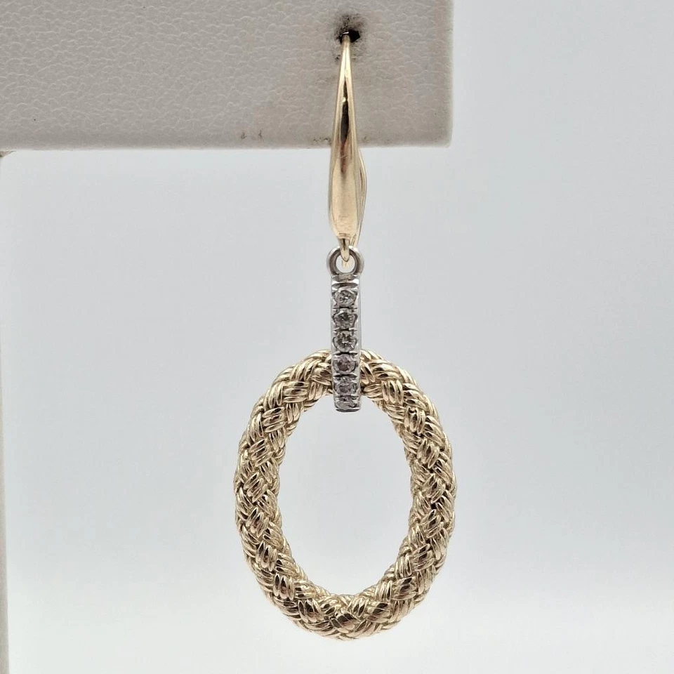 Pendientes colgantes ovalados de oro amarillo y blanco redondo de 2 tonos de 14K con canasta de diamantes Foto 4 de 4