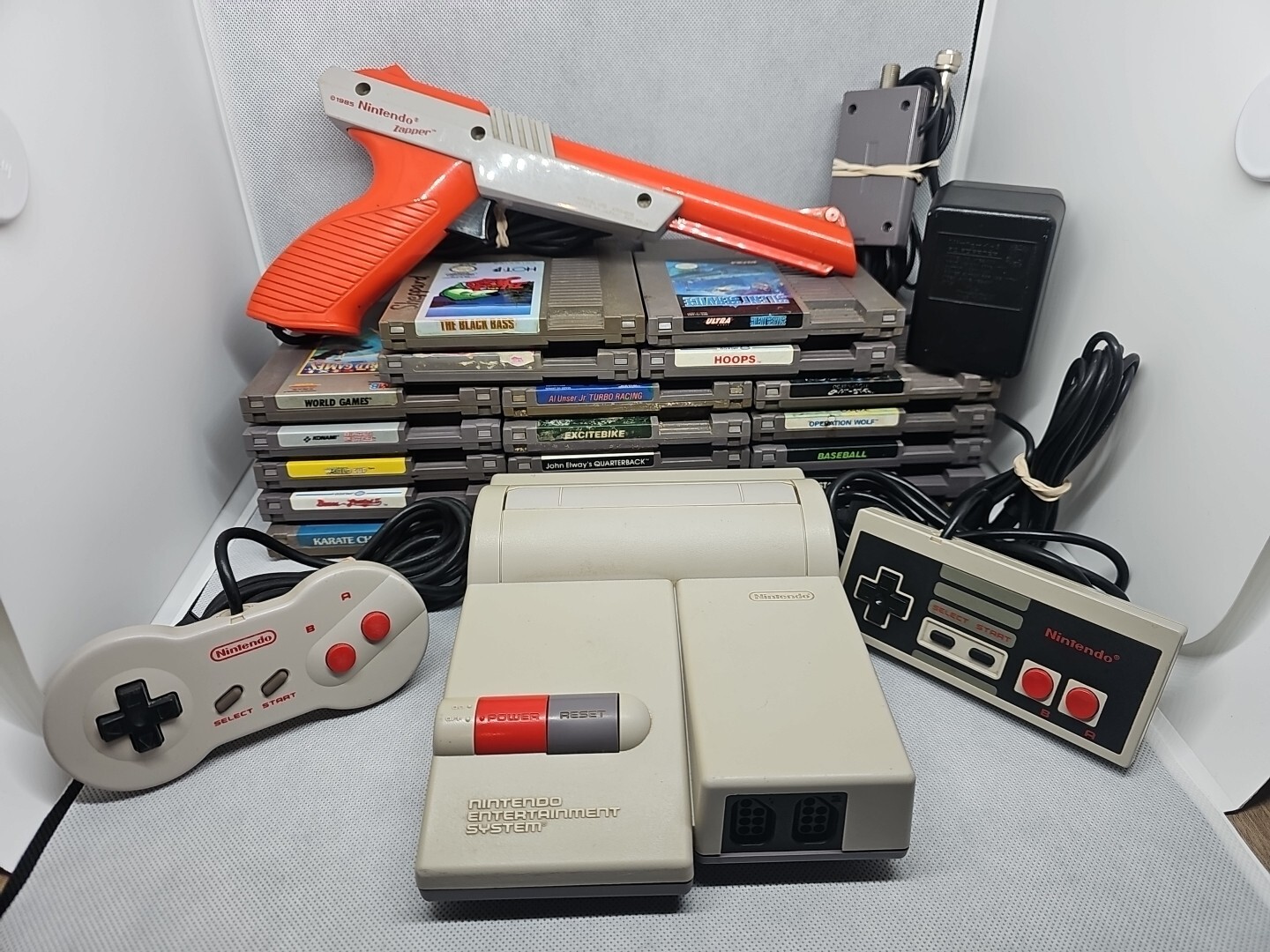 NES Top Loader Console Bundle 19 Games, Dogbone Cont, Zapper, OG Cont