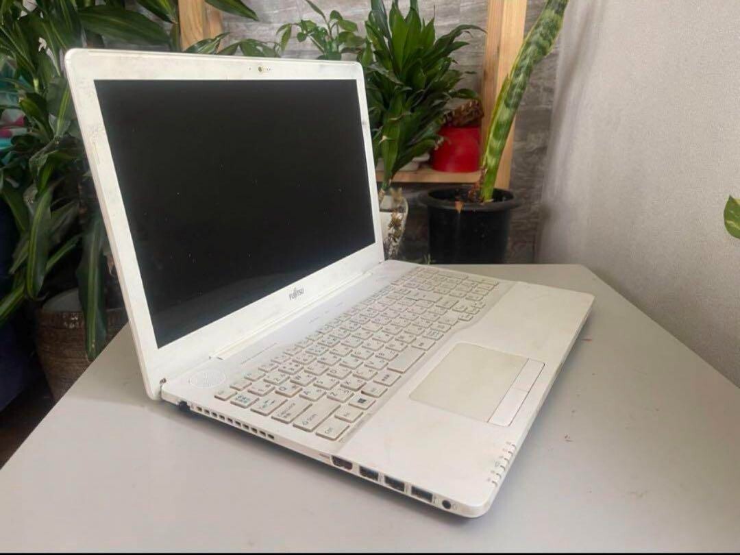 Fujitsu LIFEBOOK AH53/X Intel Core i7 6700HQ 2.60 GHz SSD Fujitsu LIFEBOOK AH53/X Intel Core i7 6700HQ 2.60 GHz SSD