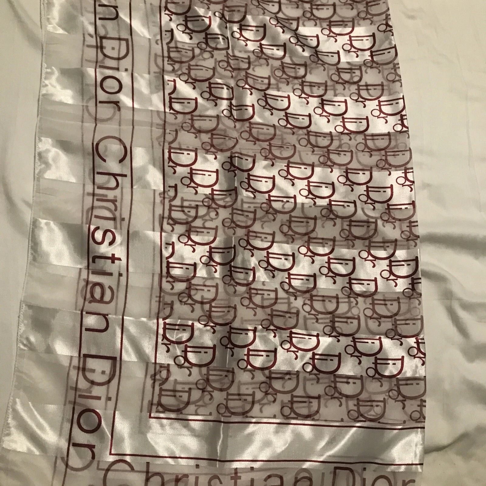 Christian Dior foulard trotteur carré rouge blanc authentique monogramme fabriqué en France